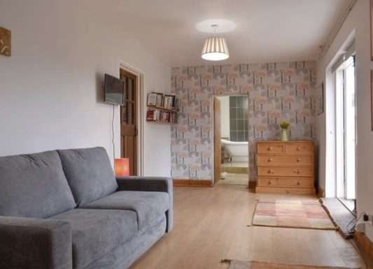 Garden room with double sofa bed Garden room with double sofa bed